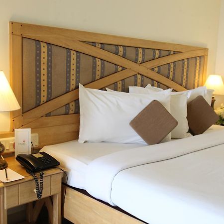 Lotus 8 Hotel Nedumbassery Buitenkant foto