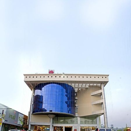 Lotus 8 Hotel Nedumbassery Buitenkant foto