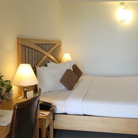 Lotus 8 Hotel Nedumbassery Buitenkant foto