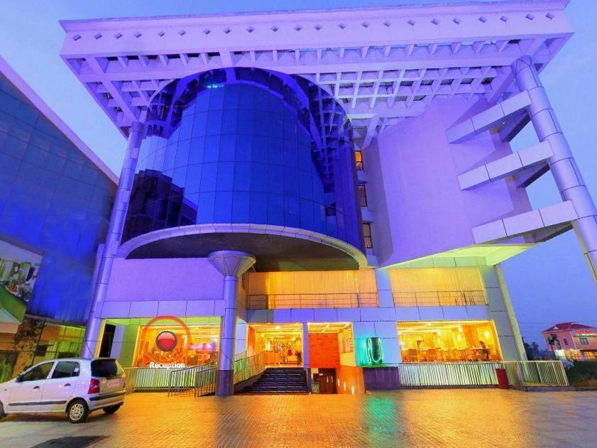 Lotus 8 Hotel Nedumbassery Buitenkant foto