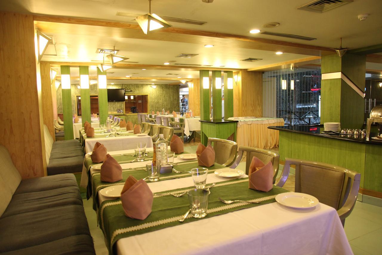Lotus 8 Hotel Nedumbassery Buitenkant foto