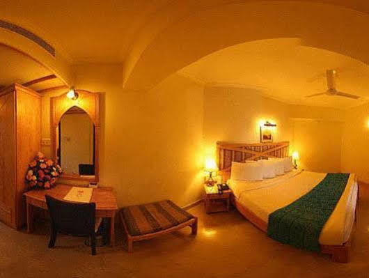Lotus 8 Hotel Nedumbassery Buitenkant foto