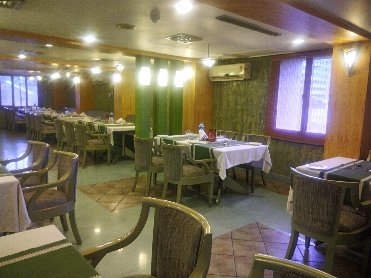 Lotus 8 Hotel Nedumbassery Buitenkant foto