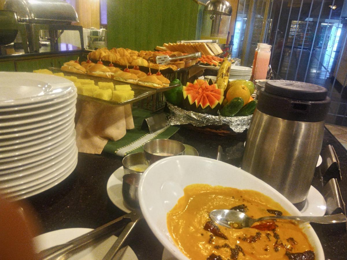 Lotus 8 Hotel Nedumbassery Buitenkant foto