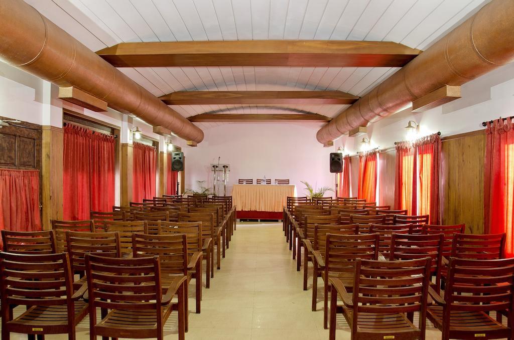 Lotus 8 Hotel Nedumbassery Buitenkant foto