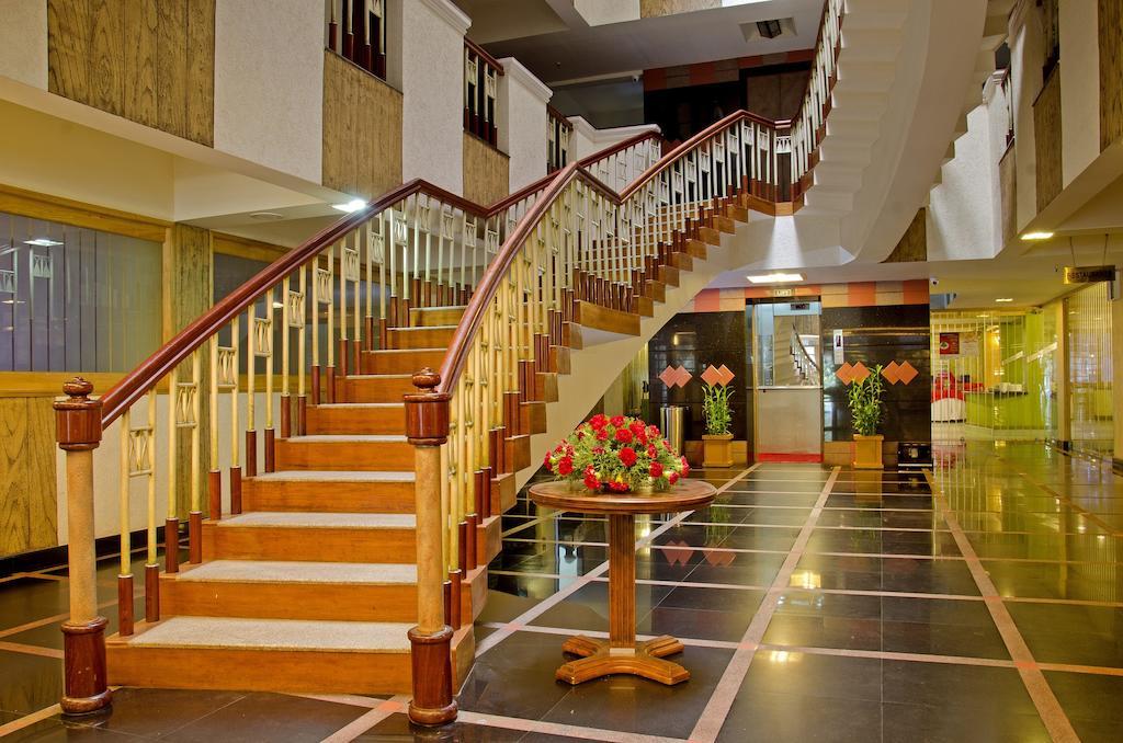 Lotus 8 Hotel Nedumbassery Buitenkant foto