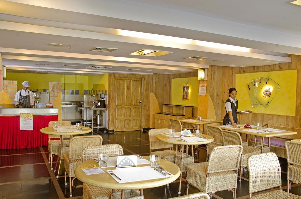 Lotus 8 Hotel Nedumbassery Buitenkant foto