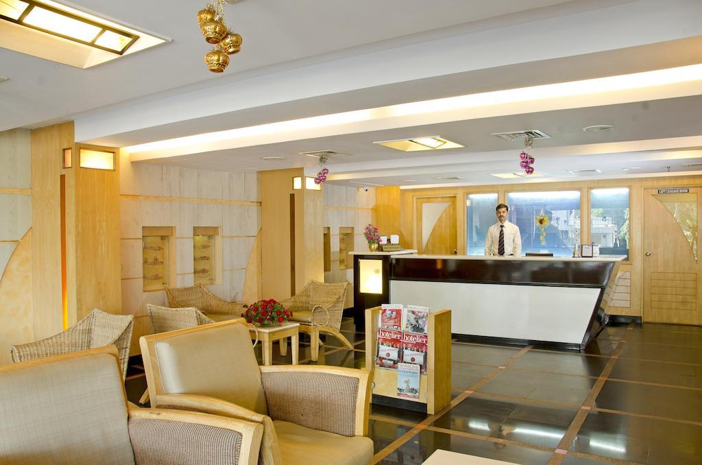 Lotus 8 Hotel Nedumbassery Buitenkant foto