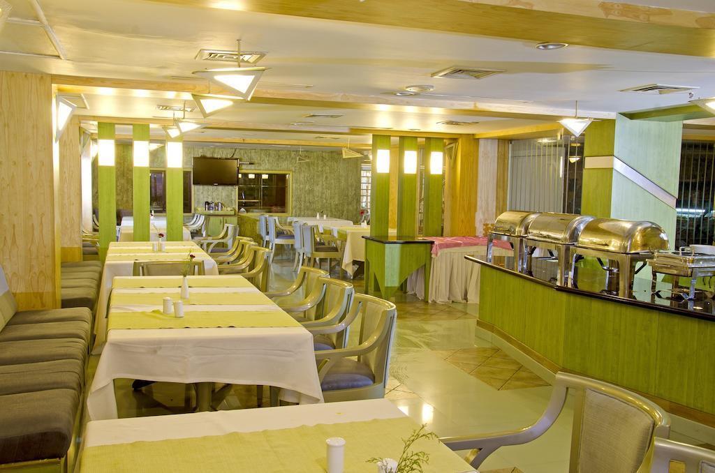 Lotus 8 Hotel Nedumbassery Buitenkant foto
