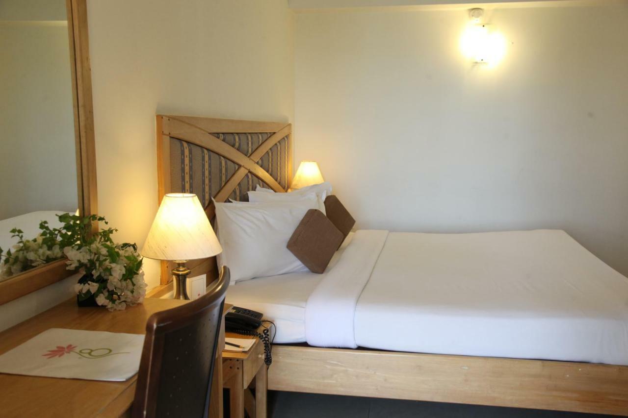 Lotus 8 Hotel Nedumbassery Buitenkant foto